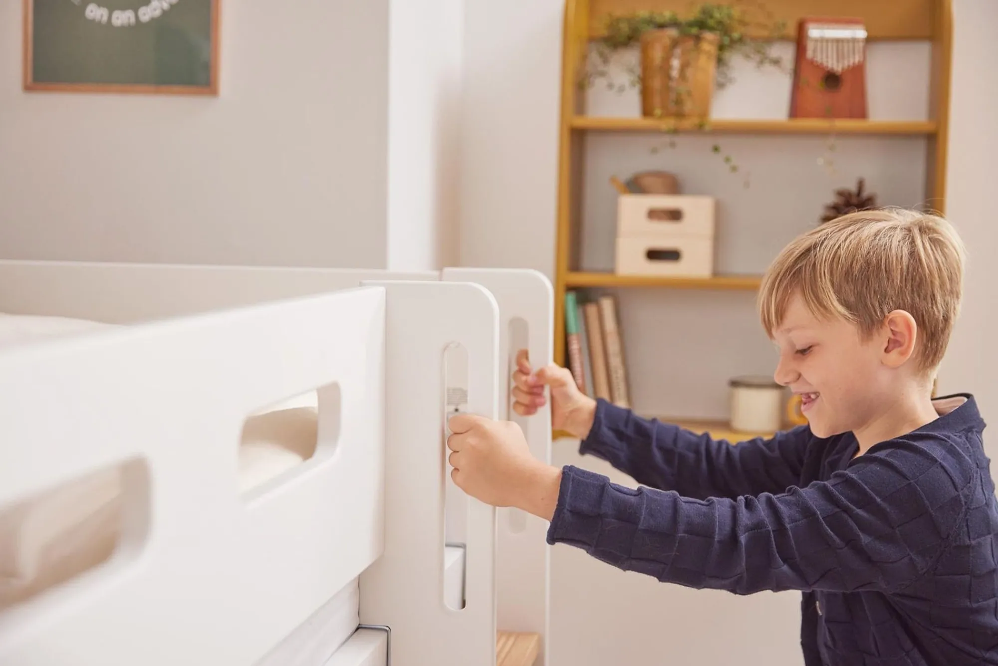 Clearance FLEXA Halvhøj Seng Med Lige Stige & Traehyttesengefronter, Hvid Ramme. White/Oak